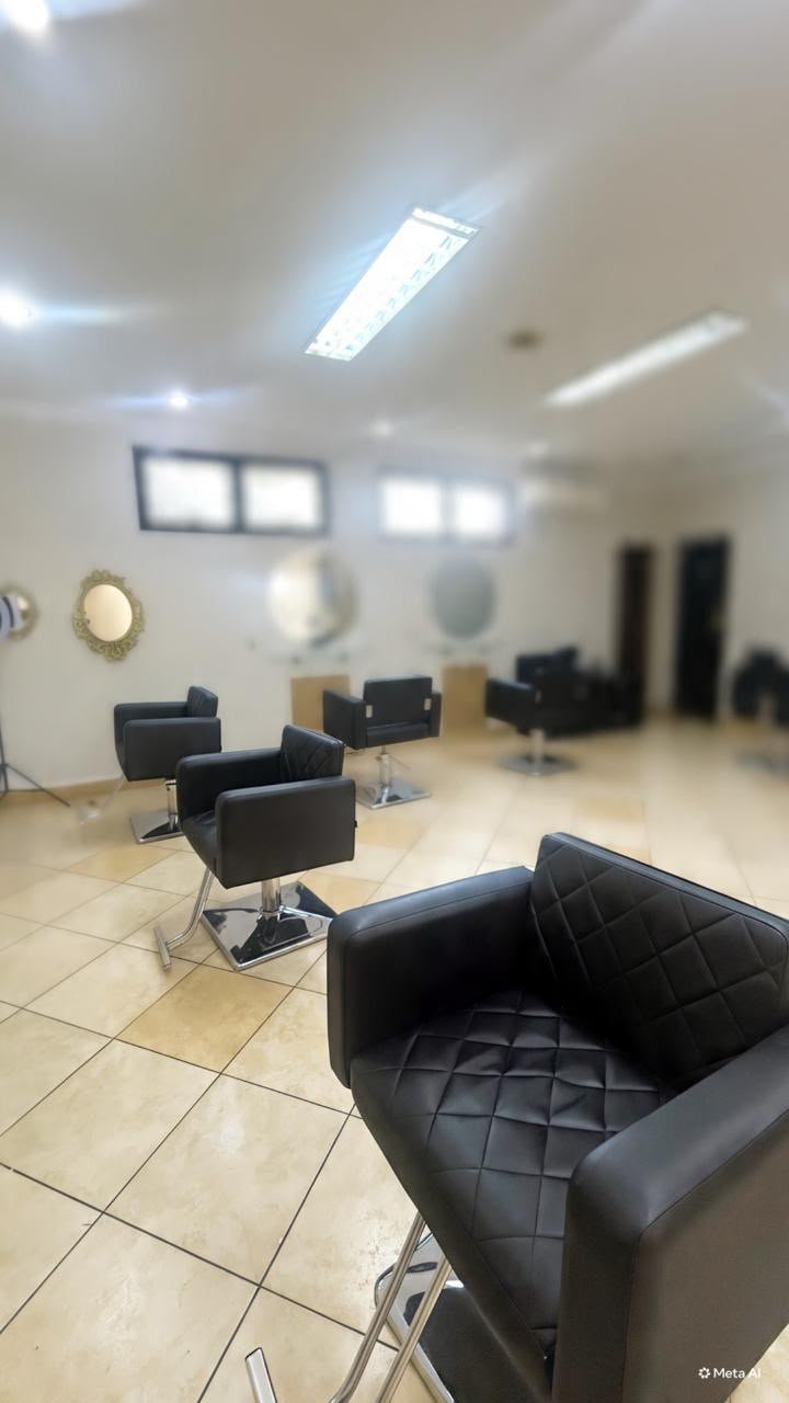 Salão Espaço Toutes com cadeiras e espelhos, Vila Curuçá